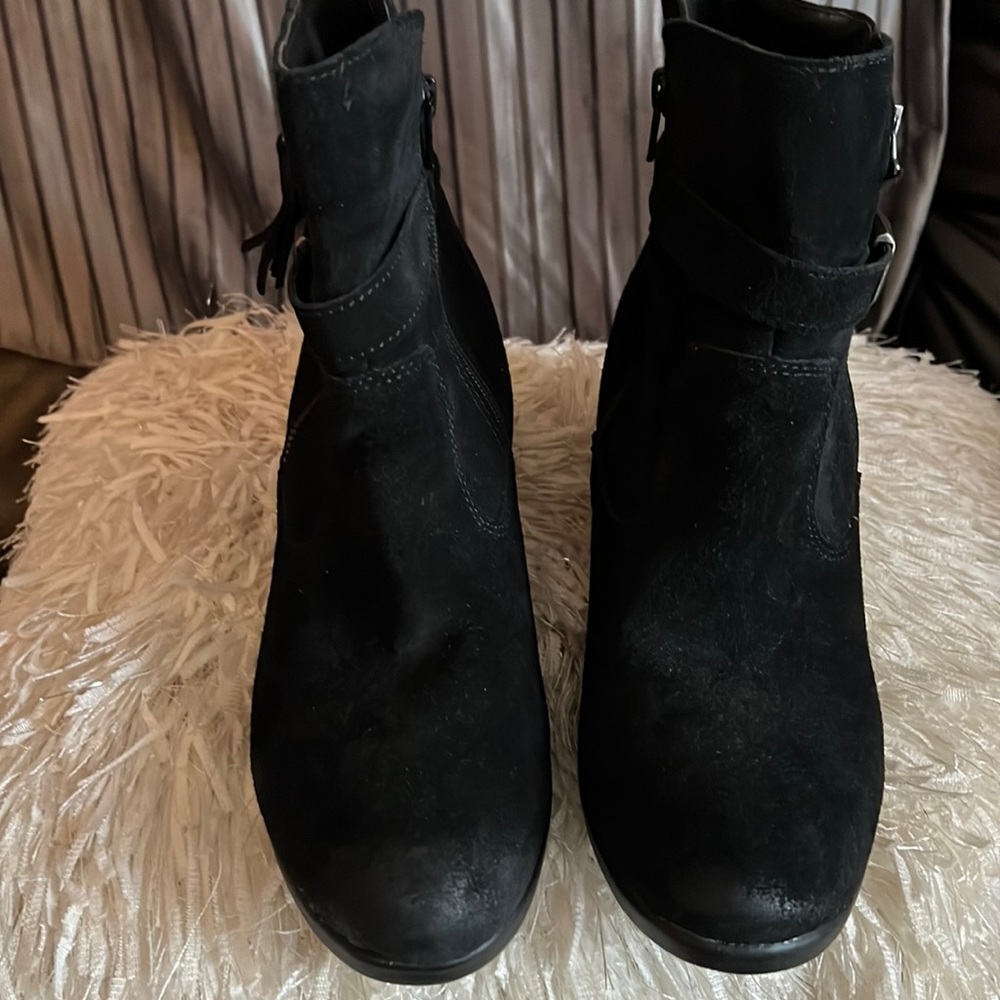 Suede black sz 10 Earth Origins booties gently worn well cared for